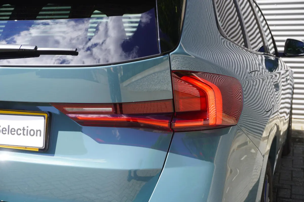 eDrive20 | SoH 100% | M Sportpakket | Getinte ramen | 18 inch LM-Velgen | Achteruitrijcamera | Actiefstoelen voor | Elektrisch verwarmde voorstoelen