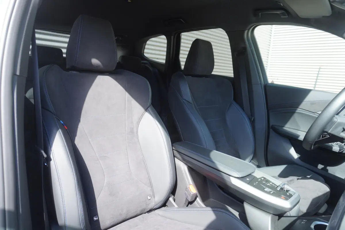 eDrive20 | SoH 100% | M Sportpakket | Getinte ramen | 18 inch LM-Velgen | Achteruitrijcamera | Actiefstoelen voor | Elektrisch verwarmde voorstoelen