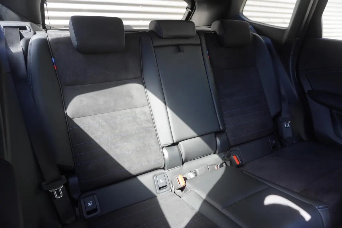 eDrive20 | SoH 100% | M Sportpakket | Getinte ramen | 18 inch LM-Velgen | Achteruitrijcamera | Actiefstoelen voor | Elektrisch verwarmde voorstoelen