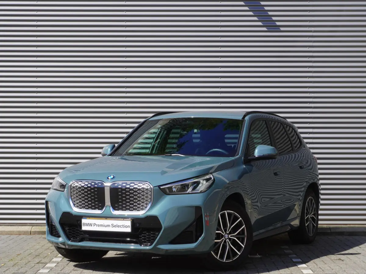eDrive20 | SoH 100% | M Sportpakket | Getinte ramen | 18 inch LM-Velgen | Achteruitrijcamera | Actiefstoelen voor | Elektrisch verwarmde voorstoelen