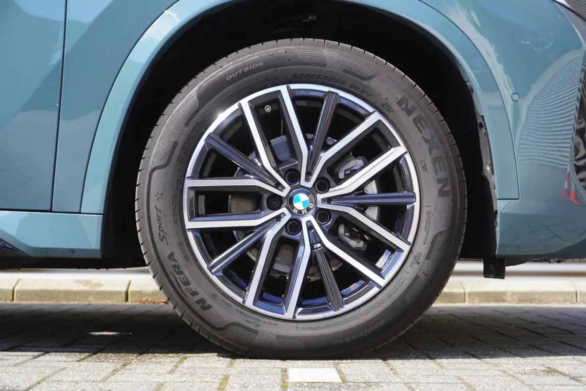 eDrive20 | SoH 100% | M Sportpakket | Getinte ramen | 18 inch LM-Velgen | Achteruitrijcamera | Actiefstoelen voor | Elektrisch verwarmde voorstoelen