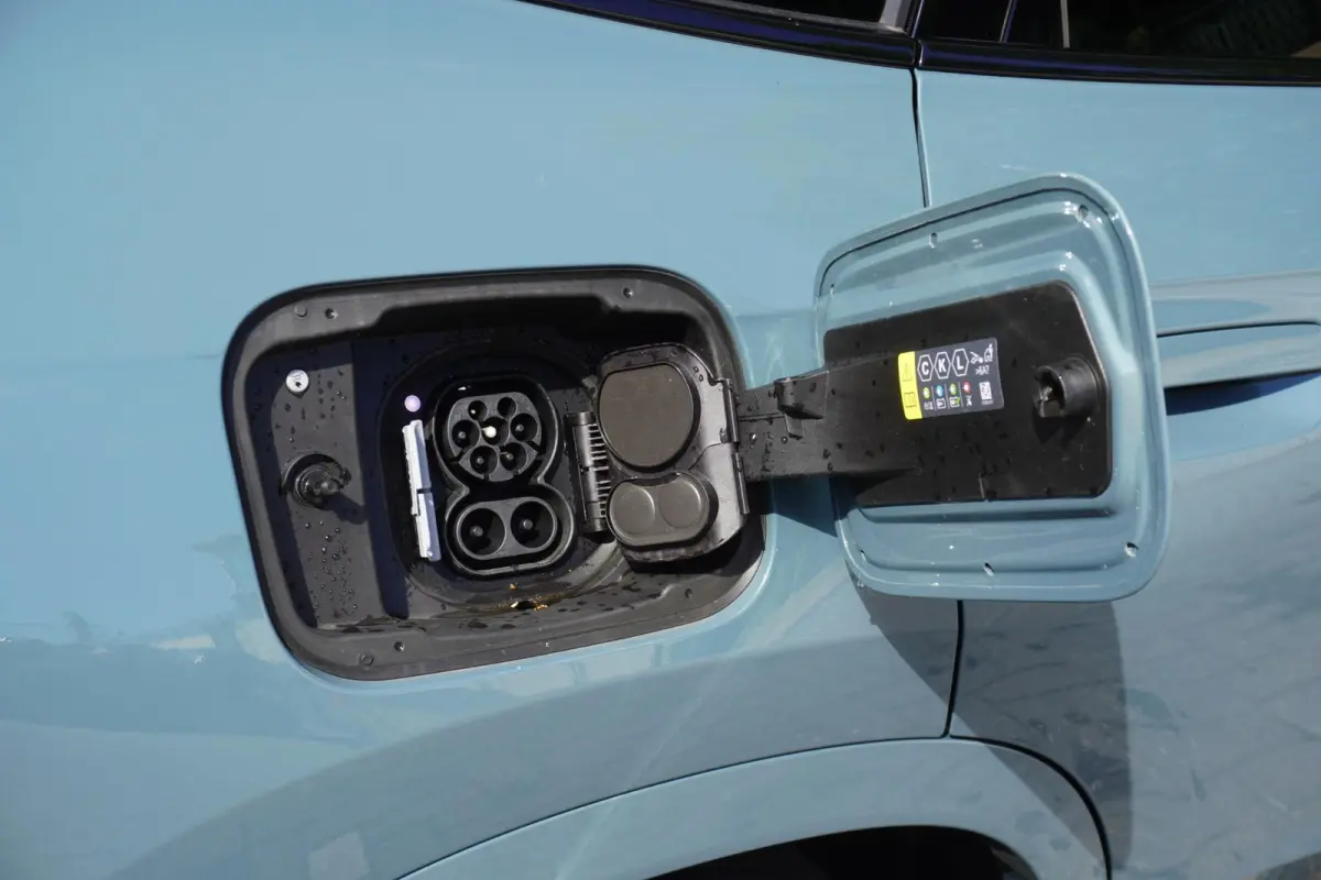 eDrive20 | SoH 100% | M Sportpakket | Getinte ramen | 18 inch LM-Velgen | Achteruitrijcamera | Actiefstoelen voor | Elektrisch verwarmde voorstoelen