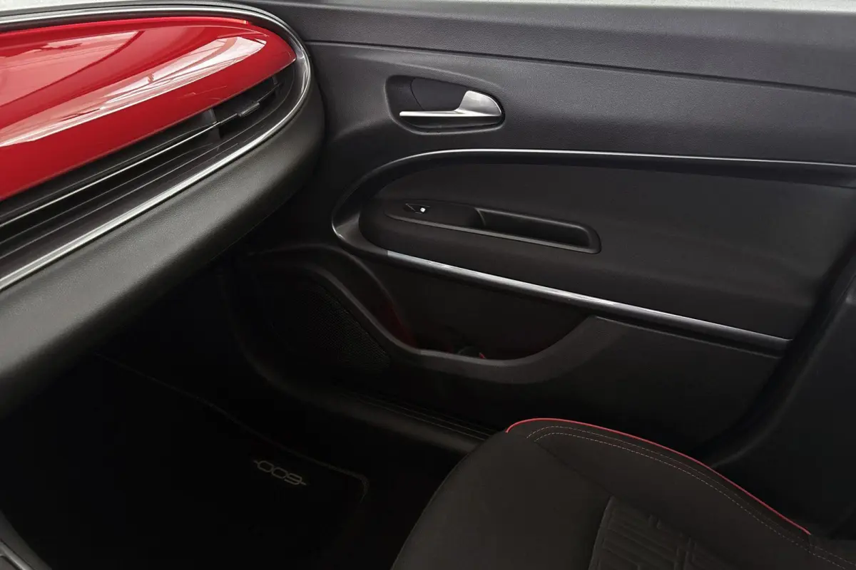 RED 54 kWh Apple CarPlay Climate Control