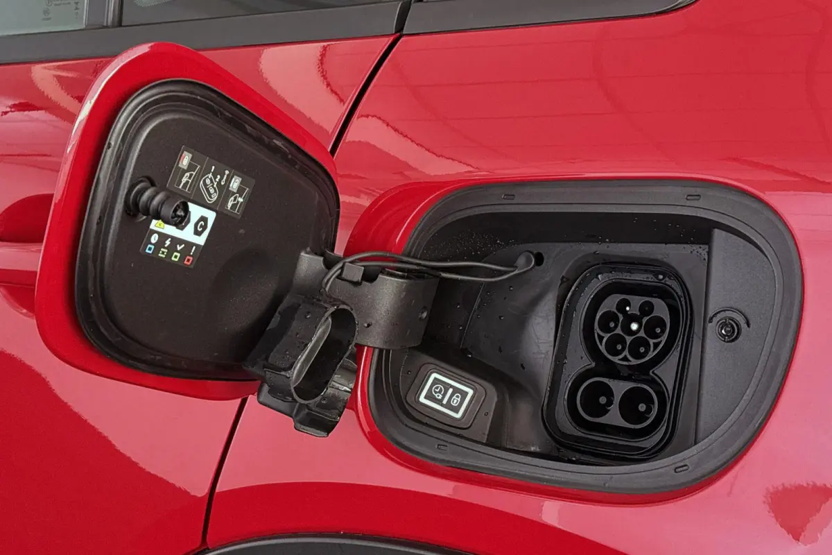 RED 54 kWh Apple CarPlay Climate Control