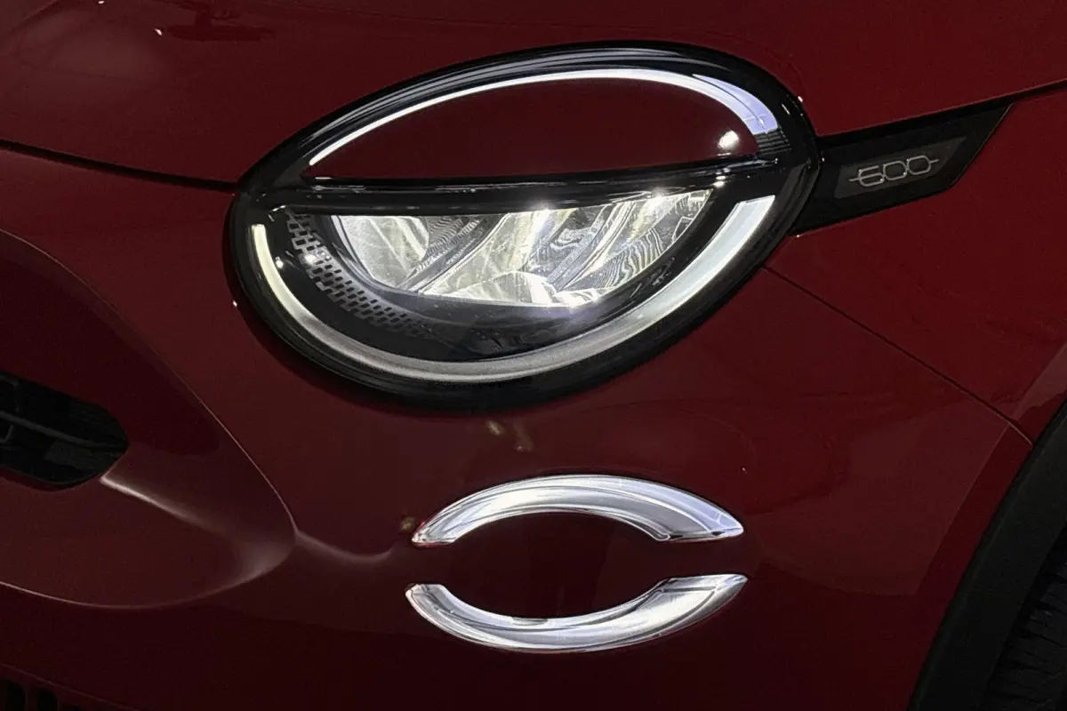 RED 54 kWh Apple CarPlay Climate Control