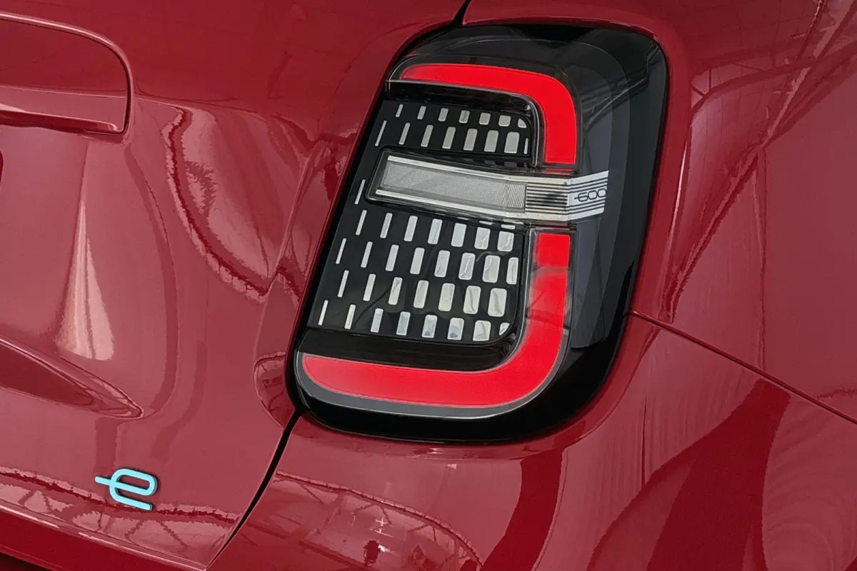 RED 54 kWh Apple CarPlay Climate Control