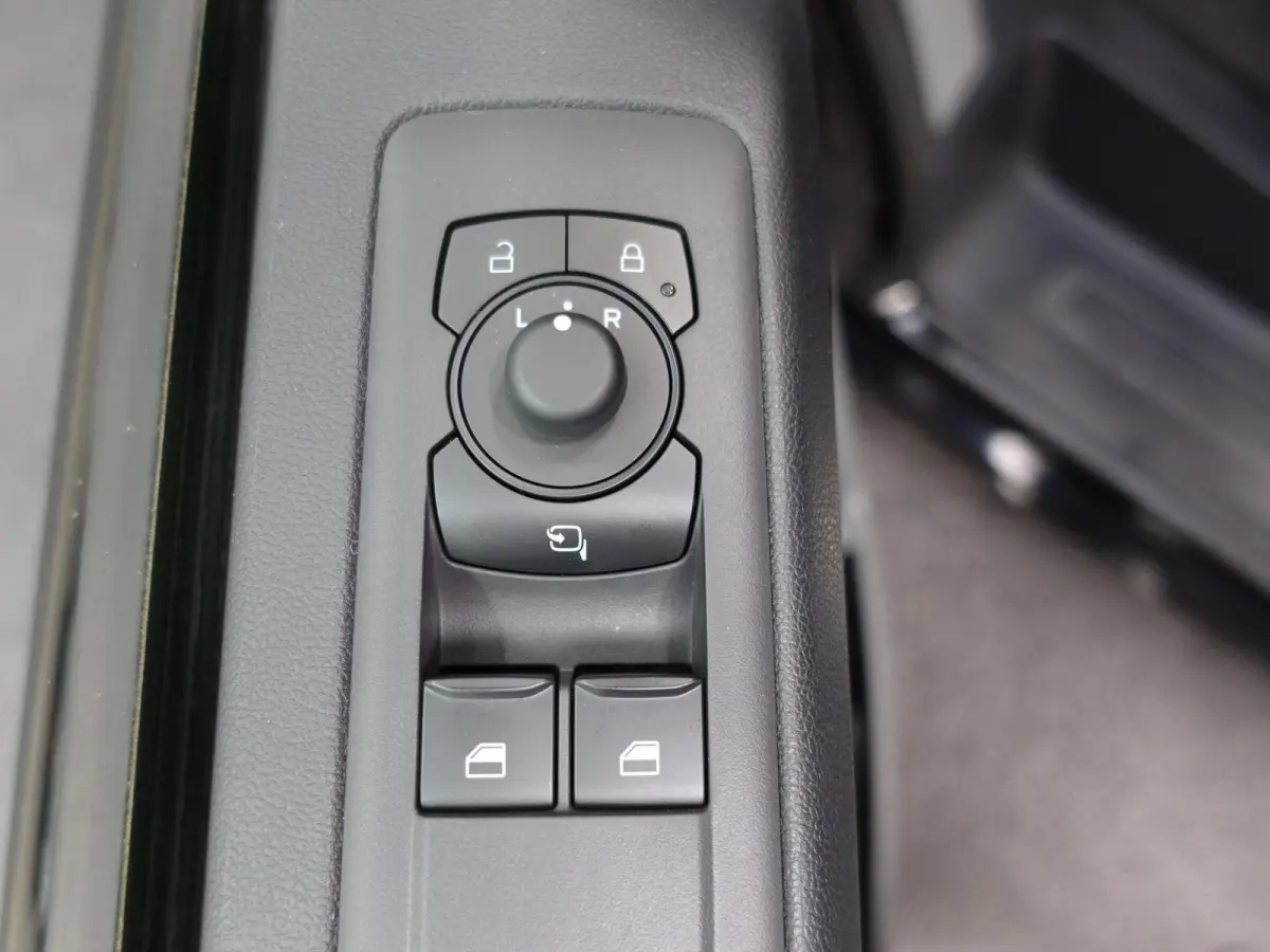 300 2.0 TDCI L2H1 Trend Automaat Airco Navigatie Cruise Parkeersensoren Camera