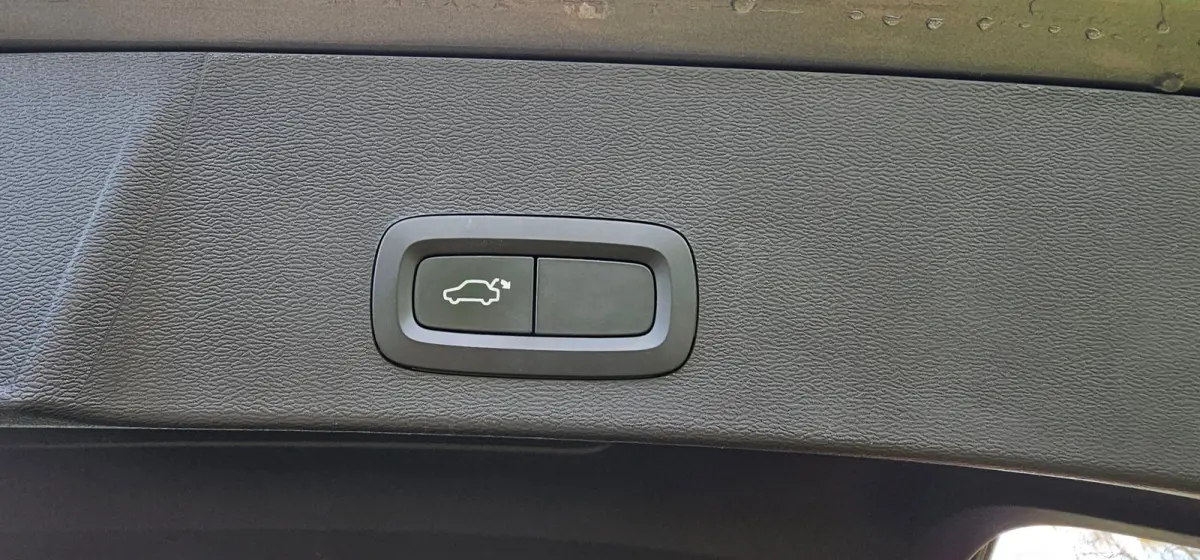 2.0 T4 Momentum Pro 1800KG Trekgewicht / Trekhaak / Stuur -en Stoelverwarming / Achterbank verwarmd / Elektr. voorstoel / Elektr. Koffer. / Parkeersensoren / Navigatie via App /