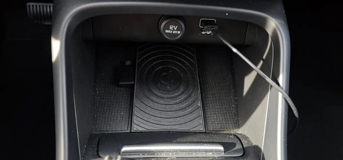 2.0 T4 Momentum Pro 1800KG Trekgewicht / Trekhaak / Stuur -en Stoelverwarming / Achterbank verwarmd / Elektr. voorstoel / Elektr. Koffer. / Parkeersensoren / Navigatie via App /
