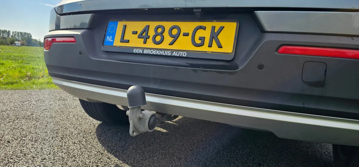2.0 T4 Momentum Pro 1800KG Trekgewicht / Trekhaak / Stuur -en Stoelverwarming / Achterbank verwarmd / Elektr. voorstoel / Elektr. Koffer. / Parkeersensoren / Navigatie via App /