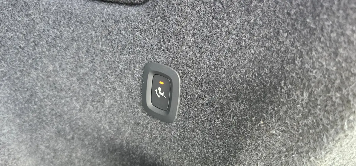 2.0 T4 Momentum Pro 1800KG Trekgewicht / Trekhaak / Stuur -en Stoelverwarming / Achterbank verwarmd / Elektr. voorstoel / Elektr. Koffer. / Parkeersensoren / Navigatie via App /