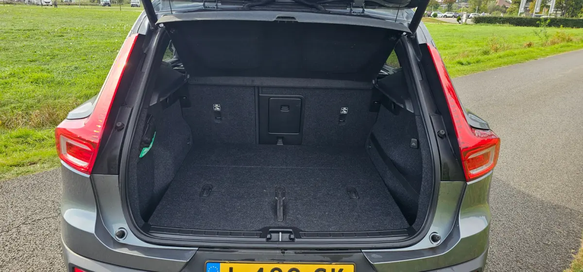2.0 T4 Momentum Pro 1800KG Trekgewicht / Trekhaak / Stuur -en Stoelverwarming / Achterbank verwarmd / Elektr. voorstoel / Elektr. Koffer. / Parkeersensoren / Navigatie via App /