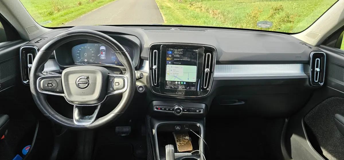 2.0 T4 Momentum Pro 1800KG Trekgewicht / Trekhaak / Stuur -en Stoelverwarming / Achterbank verwarmd / Elektr. voorstoel / Elektr. Koffer. / Parkeersensoren / Navigatie via App /