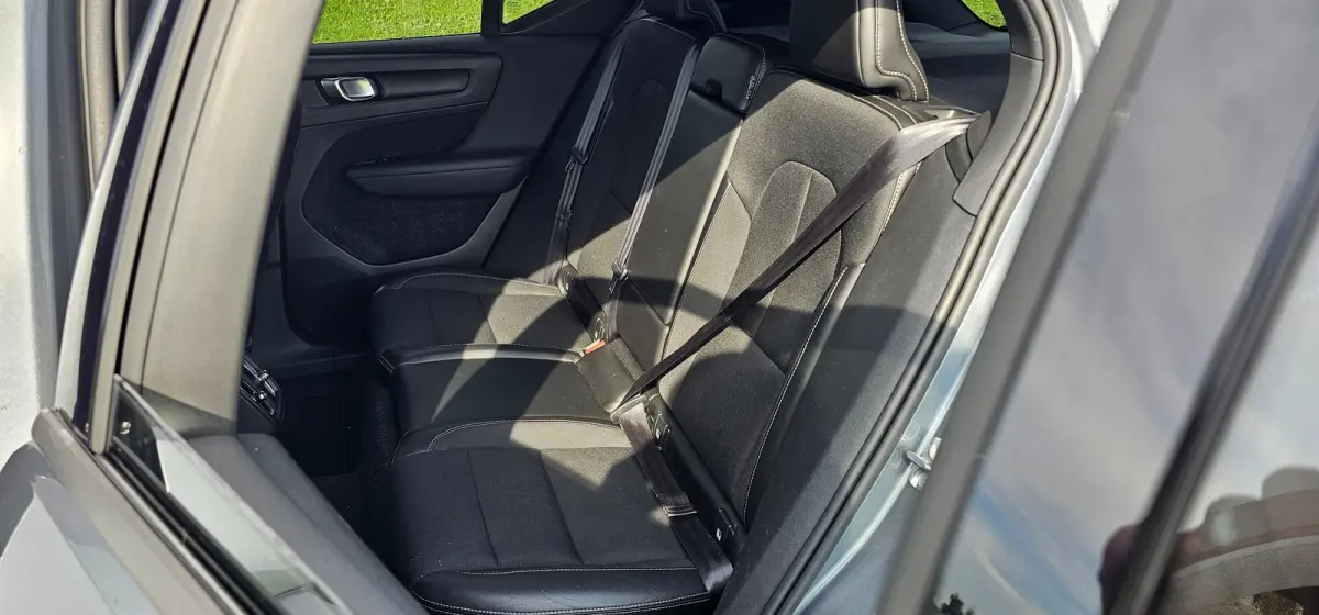 2.0 T4 Momentum Pro 1800KG Trekgewicht / Trekhaak / Stuur -en Stoelverwarming / Achterbank verwarmd / Elektr. voorstoel / Elektr. Koffer. / Parkeersensoren / Navigatie via App /