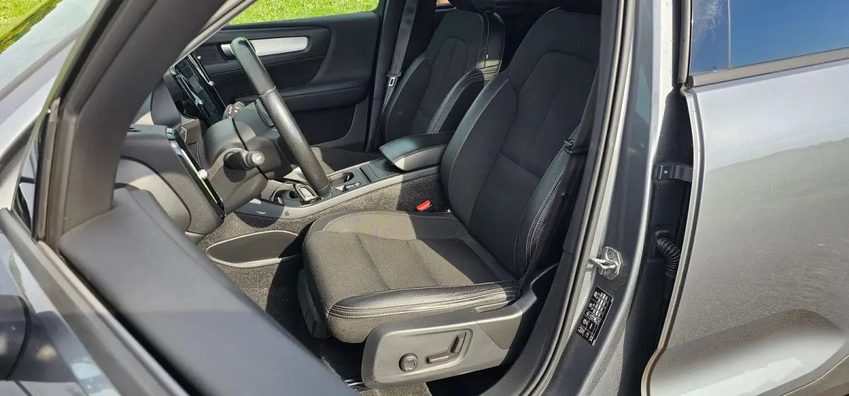 2.0 T4 Momentum Pro 1800KG Trekgewicht / Trekhaak / Stuur -en Stoelverwarming / Achterbank verwarmd / Elektr. voorstoel / Elektr. Koffer. / Parkeersensoren / Navigatie via App /
