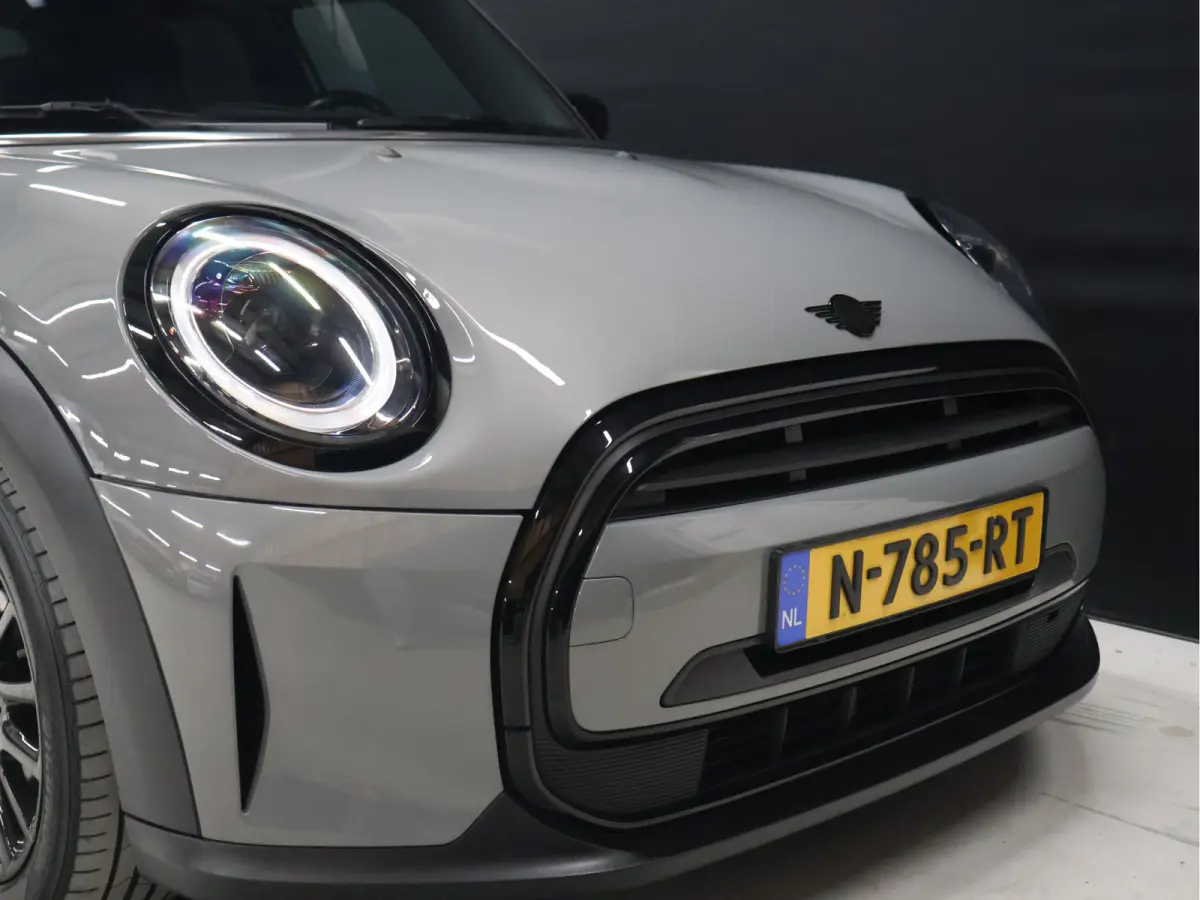 1.5 Cooper Classic [APPLE CARPLAY, CRUISE CONTROL, DIGITAL DASH, SENSOREN ACHTER, SFEERVERLICHTING, CLIMATE CONTROL, HALF LEDER, NAVIGATIE, BLUETOOTH, NIEUWSTAAT]