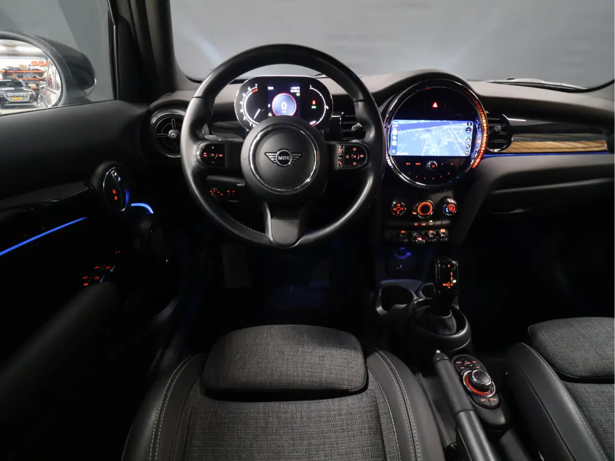 1.5 Cooper Classic [APPLE CARPLAY, CRUISE CONTROL, DIGITAL DASH, SENSOREN ACHTER, SFEERVERLICHTING, CLIMATE CONTROL, HALF LEDER, NAVIGATIE, BLUETOOTH, NIEUWSTAAT]