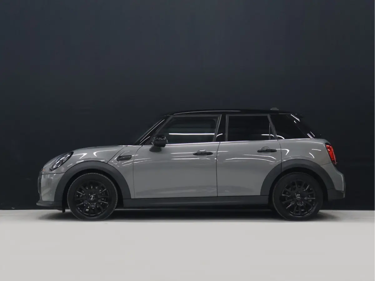 1.5 Cooper Classic [APPLE CARPLAY, CRUISE CONTROL, DIGITAL DASH, SENSOREN ACHTER, SFEERVERLICHTING, CLIMATE CONTROL, HALF LEDER, NAVIGATIE, BLUETOOTH, NIEUWSTAAT]