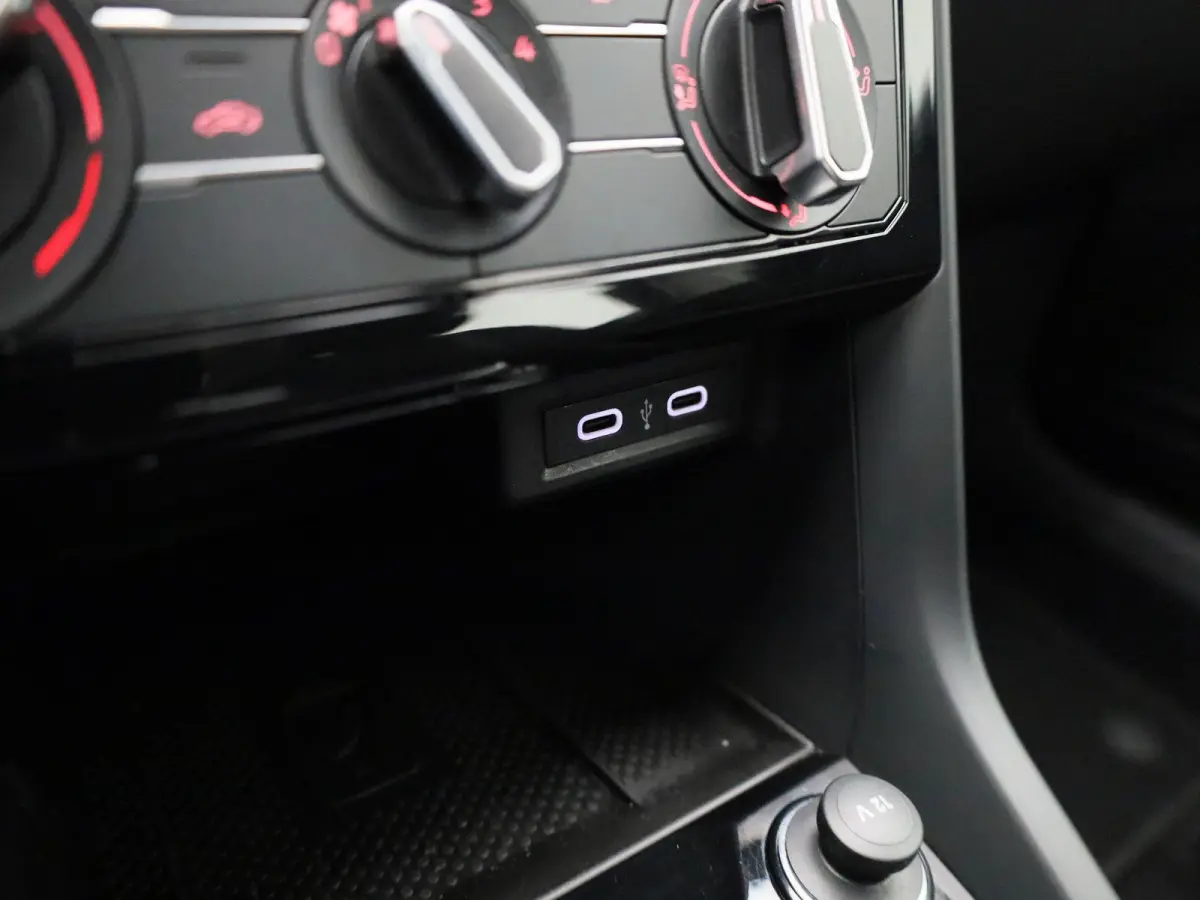 1.0 TSI Life 110 PK| Origineel Nederlands | 1e Eigenaar | Dealeronderhouden |  Navigatie | Achteruitrijcamera | Apple Carplay | Airco | 16 Inch Velgen