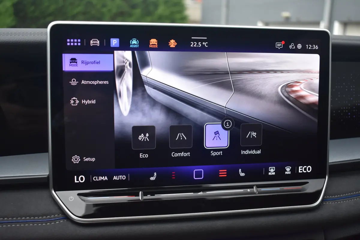 1.5 eHybrid 204PK R-Line Edition | ACC | Navigatie Discover Pro | Dode hoek detectie | Head-up display | Schuif-kanteldak | Wegklapbare trekhaak | 360 camera | VERLENGDE GARANTIE!