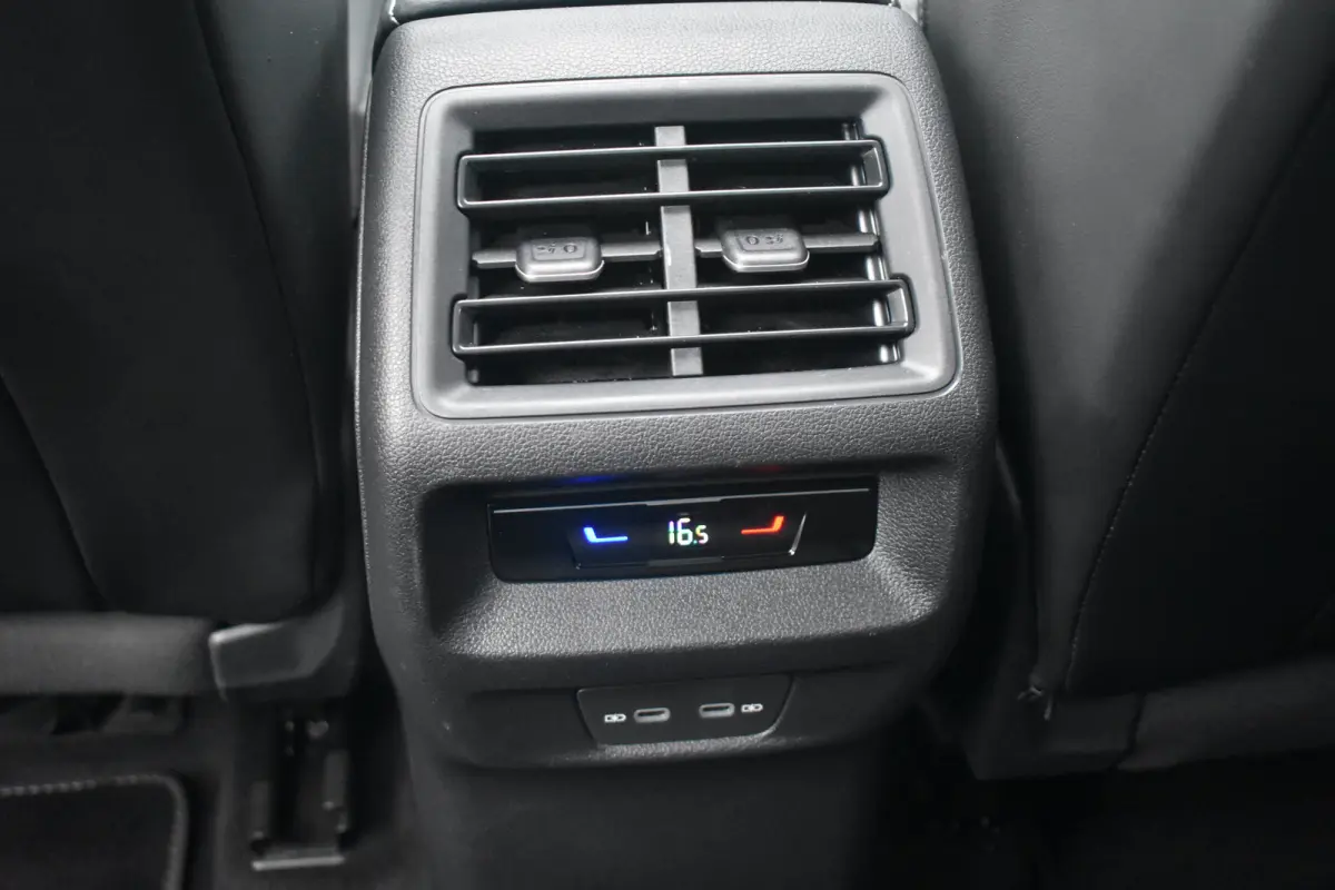 1.5 eHybrid 204PK R-Line Edition | ACC | Navigatie Discover Pro | Dode hoek detectie | Head-up display | Schuif-kanteldak | Wegklapbare trekhaak | 360 camera | VERLENGDE GARANTIE!