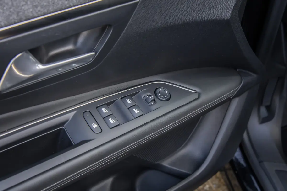 1.6 HYbrid 225 Blue Lease Allure | Panoramadak | Camera | Apple Carplay/Android Auto | Cruise control | Elektrisch bedienbare achterklep | Keyless | Digitaal dashboard | Achteruitrijcamera |