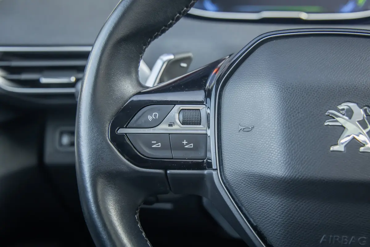 1.6 HYbrid 225 Blue Lease Allure | Panoramadak | Camera | Apple Carplay/Android Auto | Cruise control | Elektrisch bedienbare achterklep | Keyless | Digitaal dashboard | Achteruitrijcamera |