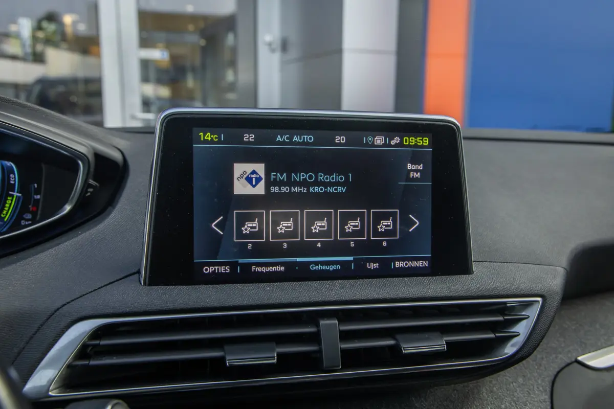 1.6 HYbrid 225 Blue Lease Allure | Panoramadak | Camera | Apple Carplay/Android Auto | Cruise control | Elektrisch bedienbare achterklep | Keyless | Digitaal dashboard | Achteruitrijcamera |
