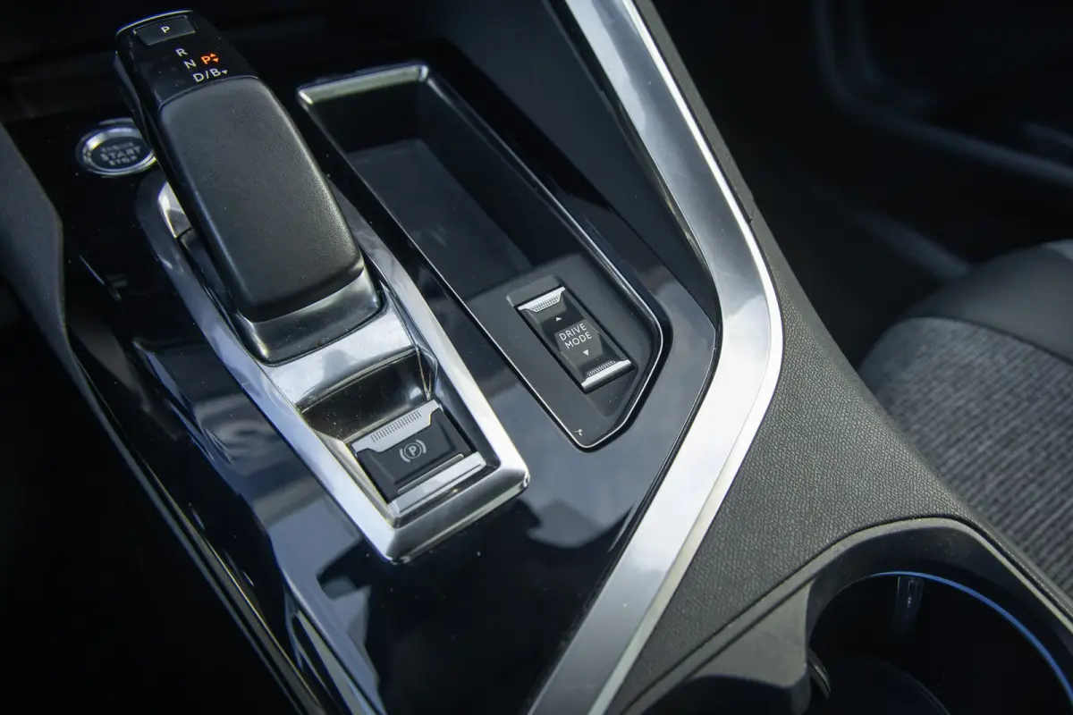 1.6 HYbrid 225 Blue Lease Allure | Panoramadak | Camera | Apple Carplay/Android Auto | Cruise control | Elektrisch bedienbare achterklep | Keyless | Digitaal dashboard | Achteruitrijcamera |