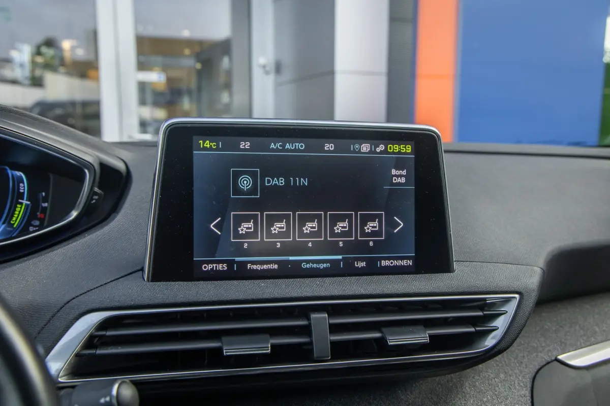1.6 HYbrid 225 Blue Lease Allure | Panoramadak | Camera | Apple Carplay/Android Auto | Cruise control | Elektrisch bedienbare achterklep | Keyless | Digitaal dashboard | Achteruitrijcamera |