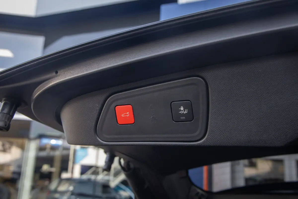 1.6 HYbrid 225 Blue Lease Allure | Panoramadak | Camera | Apple Carplay/Android Auto | Cruise control | Elektrisch bedienbare achterklep | Keyless | Digitaal dashboard | Achteruitrijcamera |