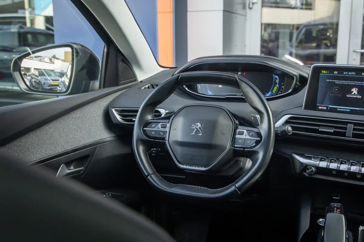 1.6 HYbrid 225 Blue Lease Allure | Panoramadak | Camera | Apple Carplay/Android Auto | Cruise control | Elektrisch bedienbare achterklep | Keyless | Digitaal dashboard | Achteruitrijcamera |