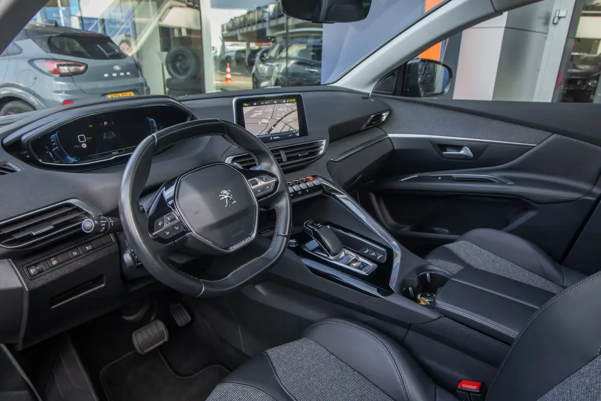 1.6 HYbrid 225 Blue Lease Allure | Panoramadak | Camera | Apple Carplay/Android Auto | Cruise control | Elektrisch bedienbare achterklep | Keyless | Digitaal dashboard | Achteruitrijcamera |
