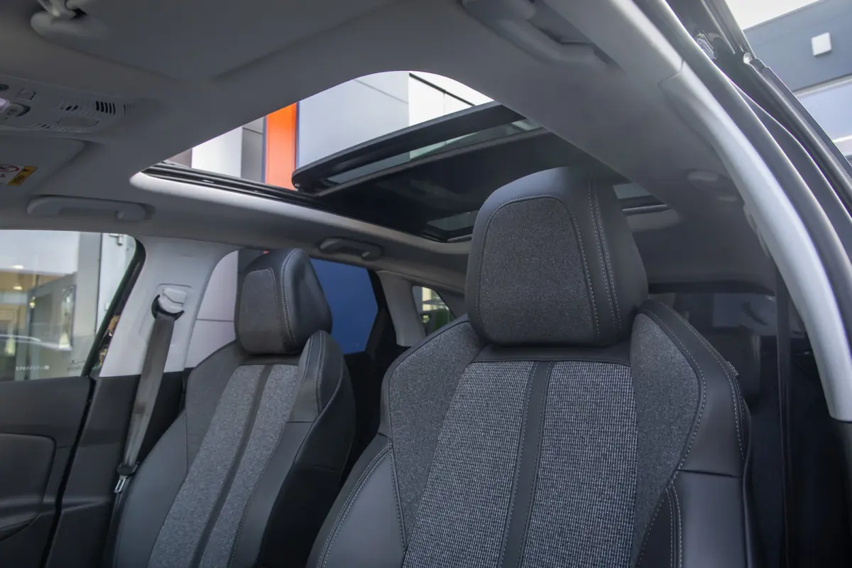 1.6 HYbrid 225 Blue Lease Allure | Panoramadak | Camera | Apple Carplay/Android Auto | Cruise control | Elektrisch bedienbare achterklep | Keyless | Digitaal dashboard | Achteruitrijcamera |