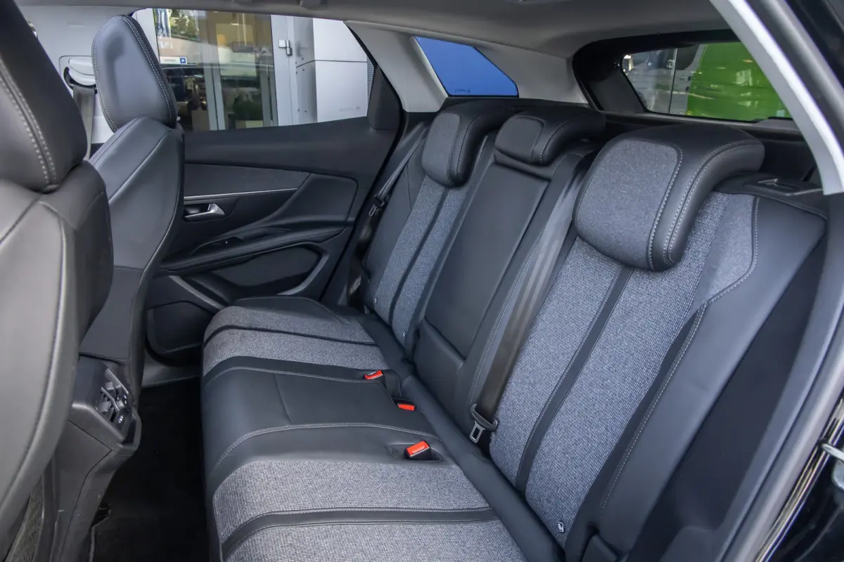 1.6 HYbrid 225 Blue Lease Allure | Panoramadak | Camera | Apple Carplay/Android Auto | Cruise control | Elektrisch bedienbare achterklep | Keyless | Digitaal dashboard | Achteruitrijcamera |