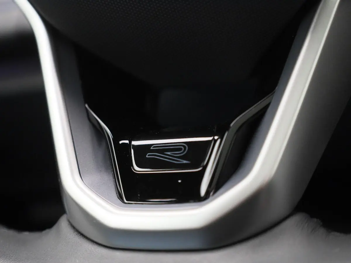1.5 eHybrid R-Line Edition 204 PK| Origineel Nederlands | 1e Eigenaar | Panoramadak | Trekhaak | Navigatie Groot | Harman Kardon Premium Audio | Head-Updisplay | Stoelverwarming | Stuurwielv