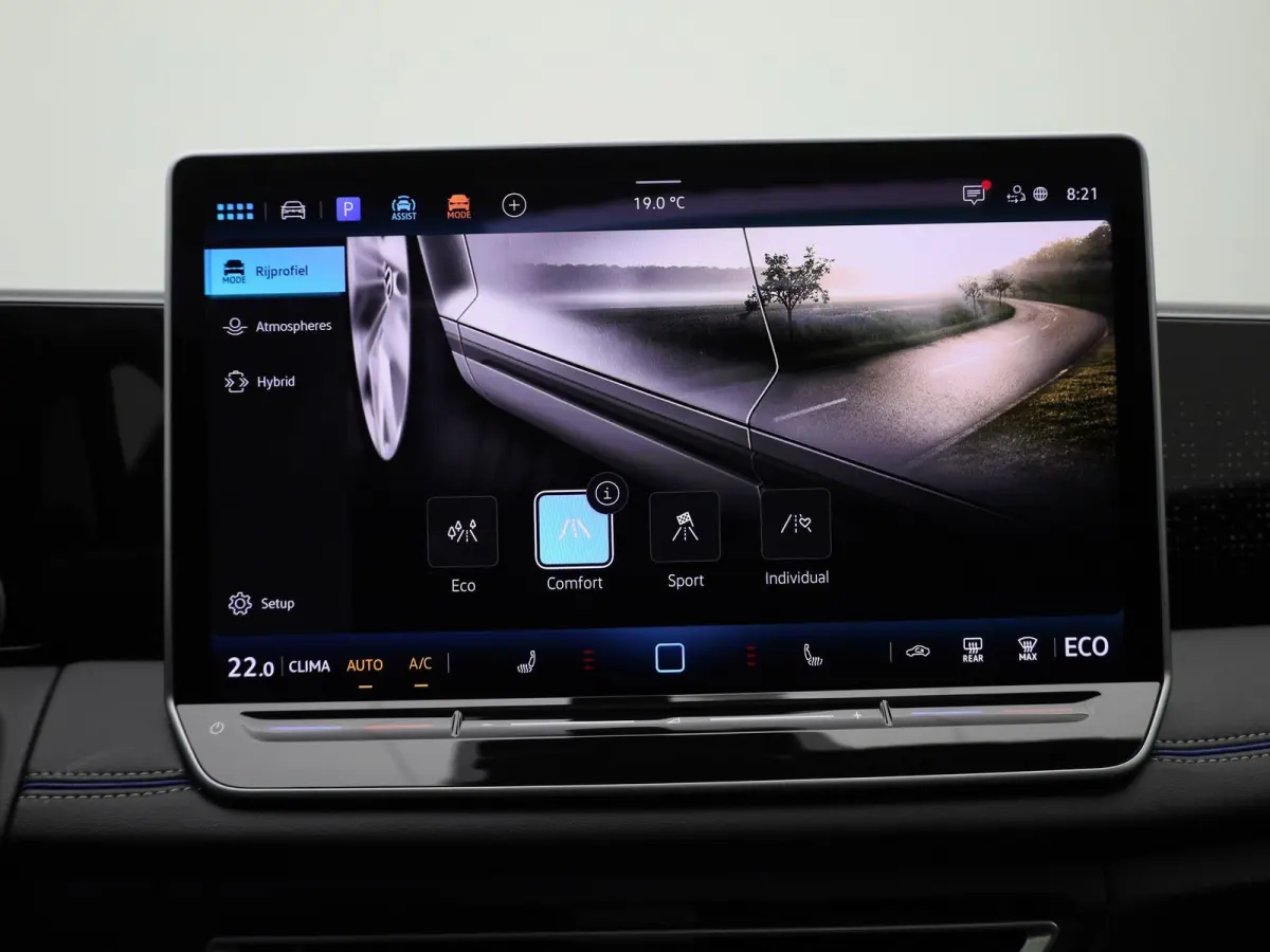 1.5 eHybrid R-Line Edition 204 PK| Origineel Nederlands | 1e Eigenaar | Panoramadak | Trekhaak | Navigatie Groot | Harman Kardon Premium Audio | Head-Updisplay | Stoelverwarming | Stuurwielv