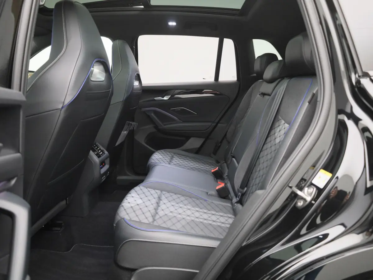 1.5 eHybrid R-Line Edition 204 PK| Origineel Nederlands | 1e Eigenaar | Panoramadak | Trekhaak | Navigatie Groot | Harman Kardon Premium Audio | Head-Updisplay | Stoelverwarming | Stuurwielv