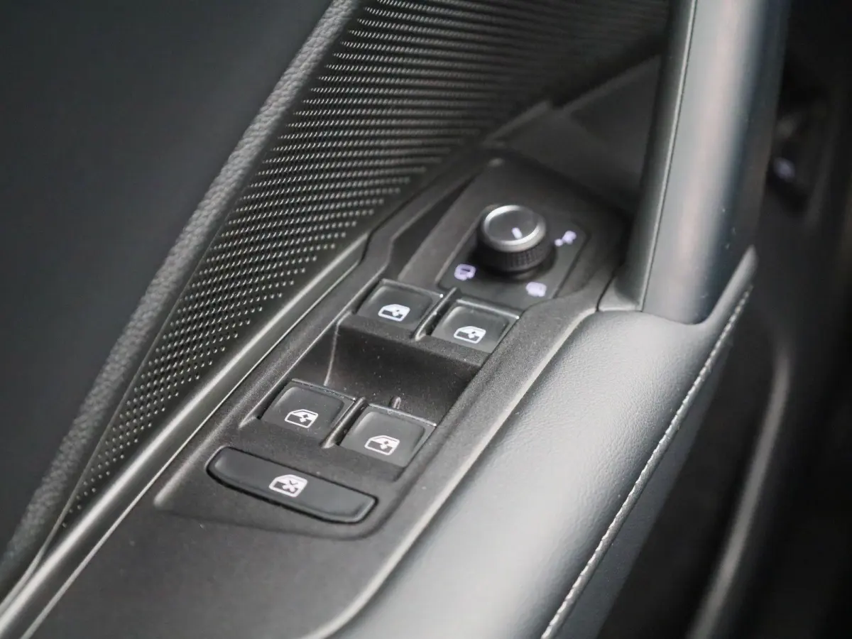 1.5 eHybrid R-Line Edition 204 PK| Origineel Nederlands | 1e Eigenaar | Panoramadak | Trekhaak | Navigatie Groot | Harman Kardon Premium Audio | Head-Updisplay | Stoelverwarming | Stuurwielv