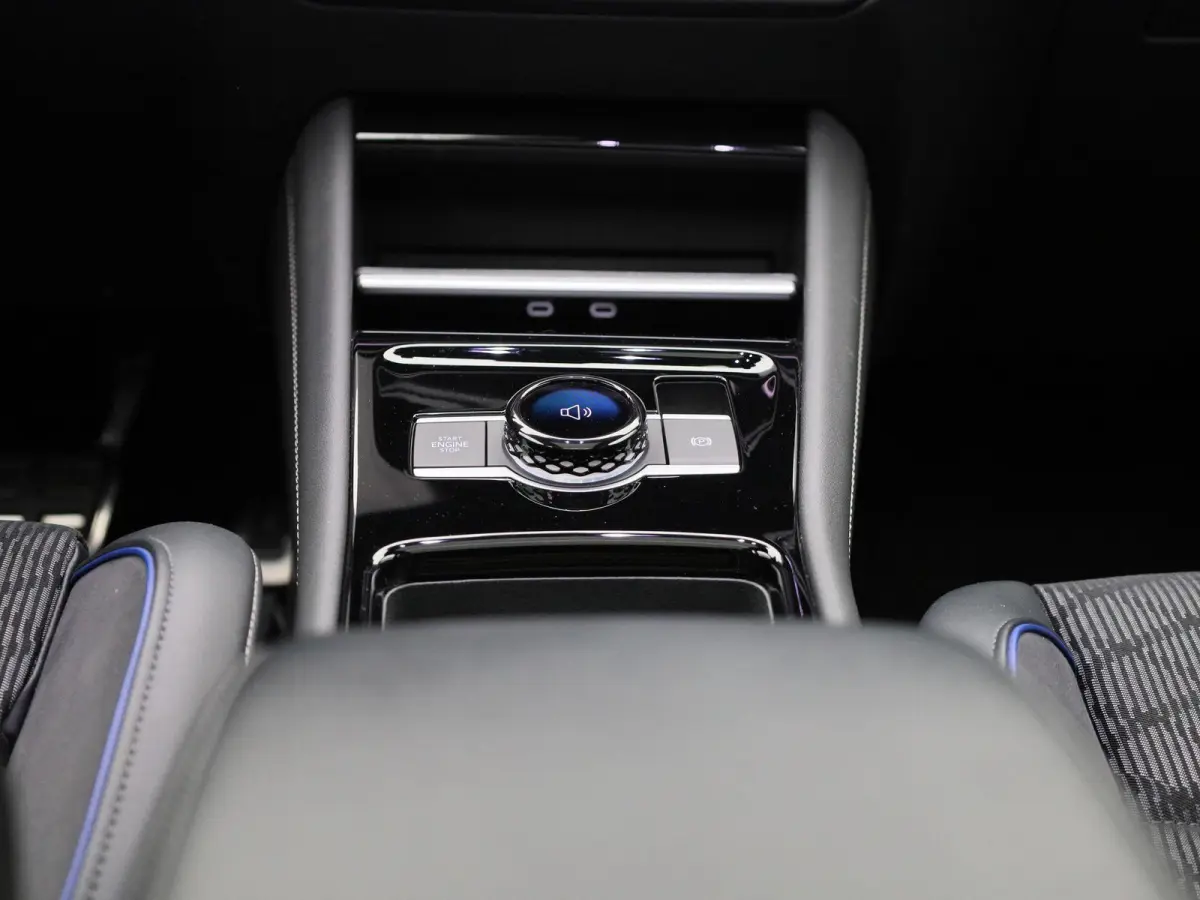 1.5 eHybrid R-Line Edition 204 PK| Origineel Nederlands | 1e Eigenaar | Panoramadak | Trekhaak | Navigatie Groot | Harman Kardon Premium Audio | Head-Updisplay | Stoelverwarming | Stuurwielv