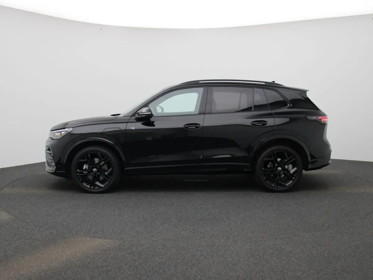 1.5 eHybrid R-Line Edition 204 PK| Origineel Nederlands | 1e Eigenaar | Panoramadak | Trekhaak | Navigatie Groot | Harman Kardon Premium Audio | Head-Updisplay | Stoelverwarming | Stuurwielv