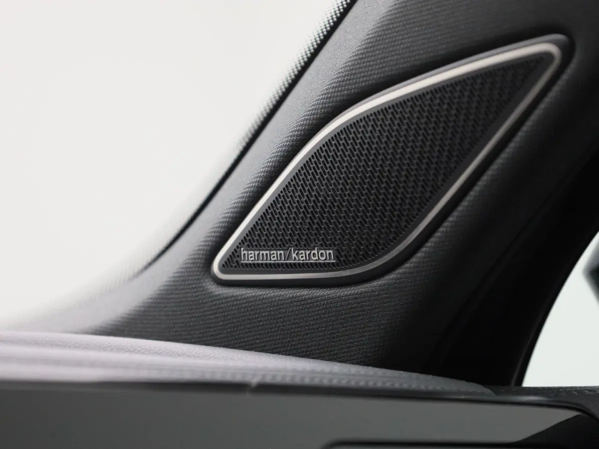 1.5 eHybrid R-Line Edition 204 PK| Origineel Nederlands | 1e Eigenaar | Panoramadak | Trekhaak | Navigatie Groot | Harman Kardon Premium Audio | Head-Updisplay | Stoelverwarming | Stuurwielv