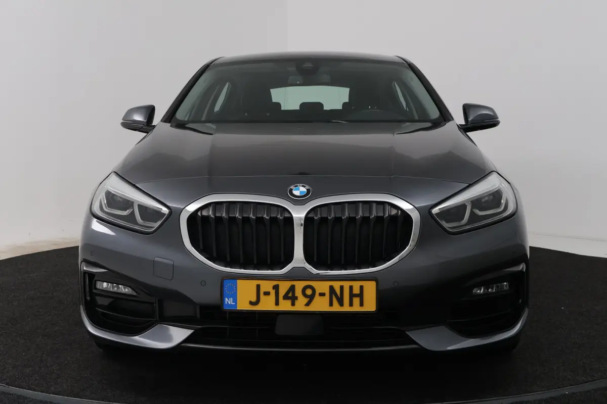 118i High Executive (STOELVERWARMING, SFEERVERLICHTING, NAVIGATIE, PARKEERSENSOREN)