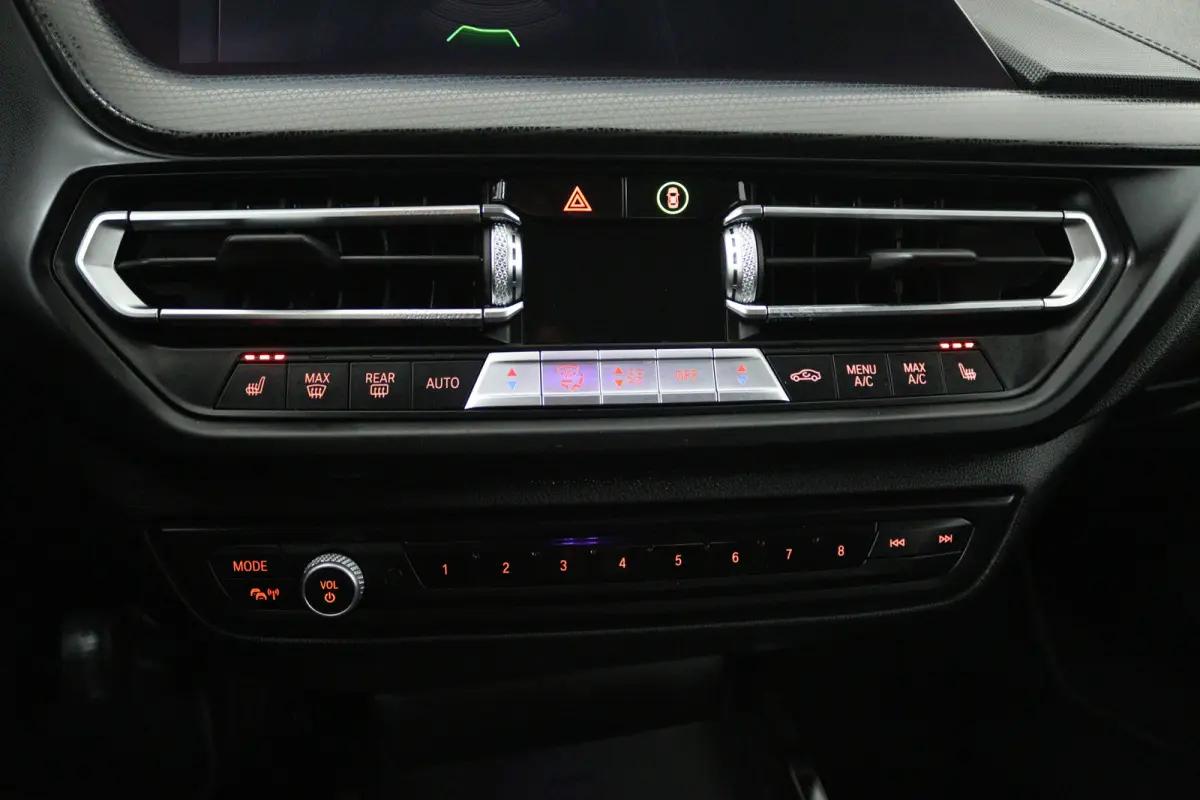 118i High Executive (STOELVERWARMING, SFEERVERLICHTING, NAVIGATIE, PARKEERSENSOREN)