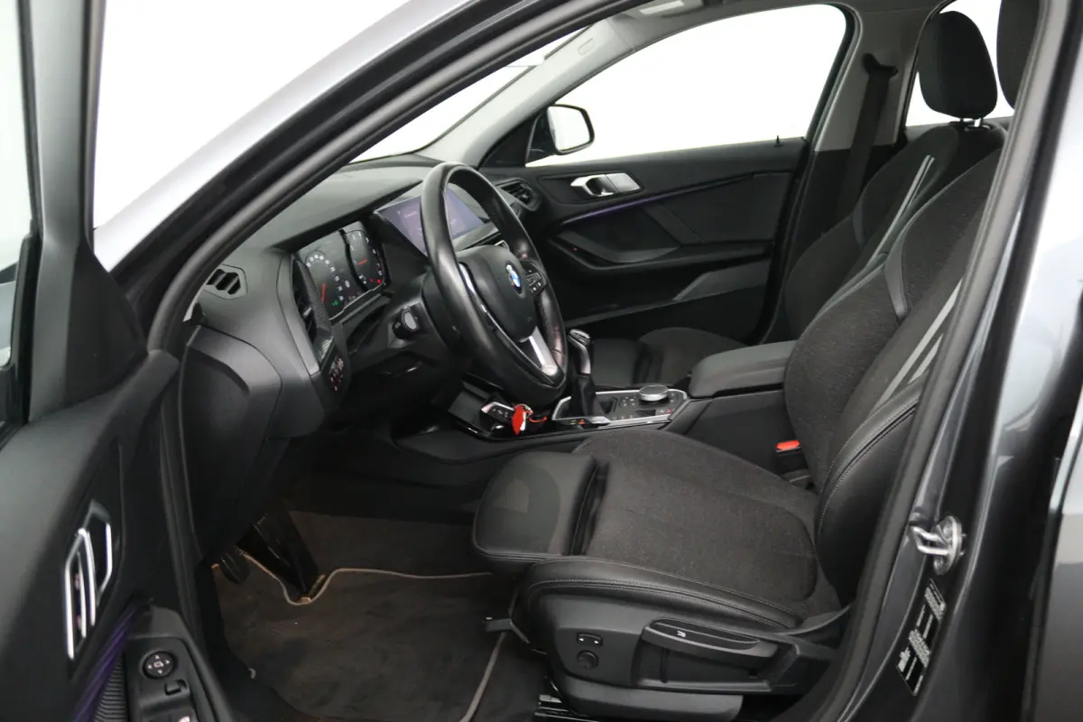 118i High Executive (STOELVERWARMING, SFEERVERLICHTING, NAVIGATIE, PARKEERSENSOREN)