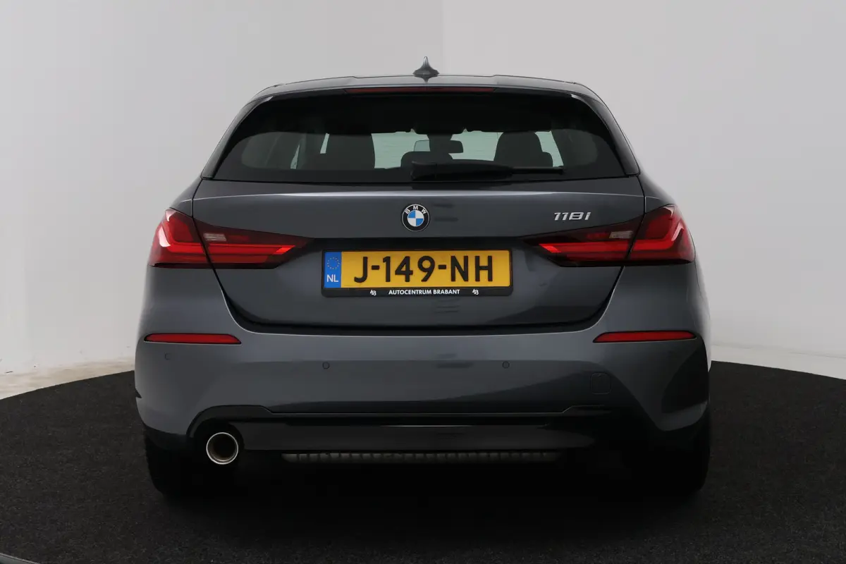 118i High Executive (STOELVERWARMING, SFEERVERLICHTING, NAVIGATIE, PARKEERSENSOREN)