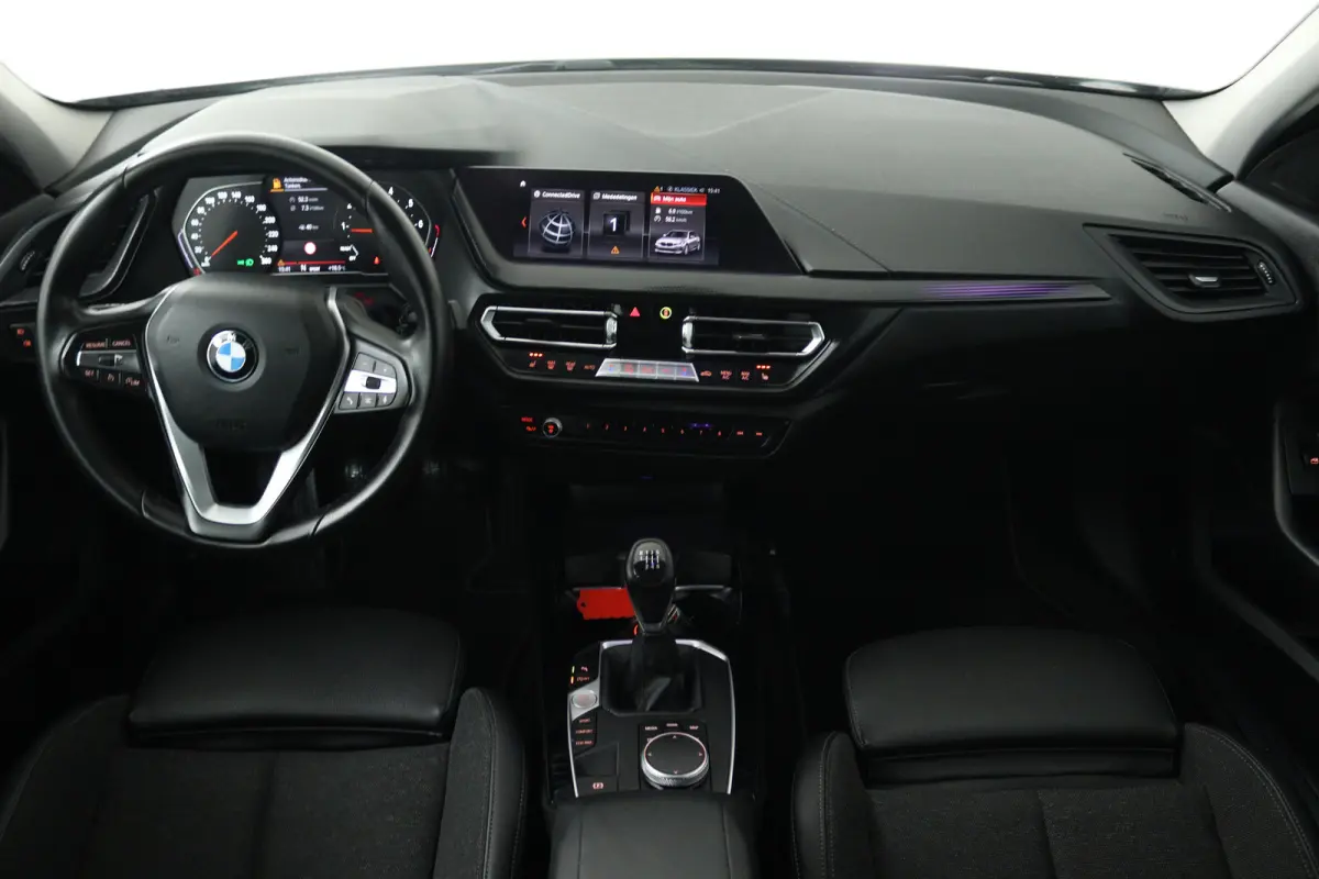 118i High Executive (STOELVERWARMING, SFEERVERLICHTING, NAVIGATIE, PARKEERSENSOREN)