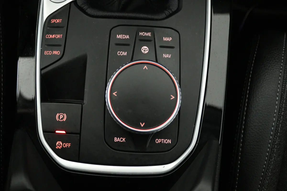 118i High Executive (STOELVERWARMING, SFEERVERLICHTING, NAVIGATIE, PARKEERSENSOREN)