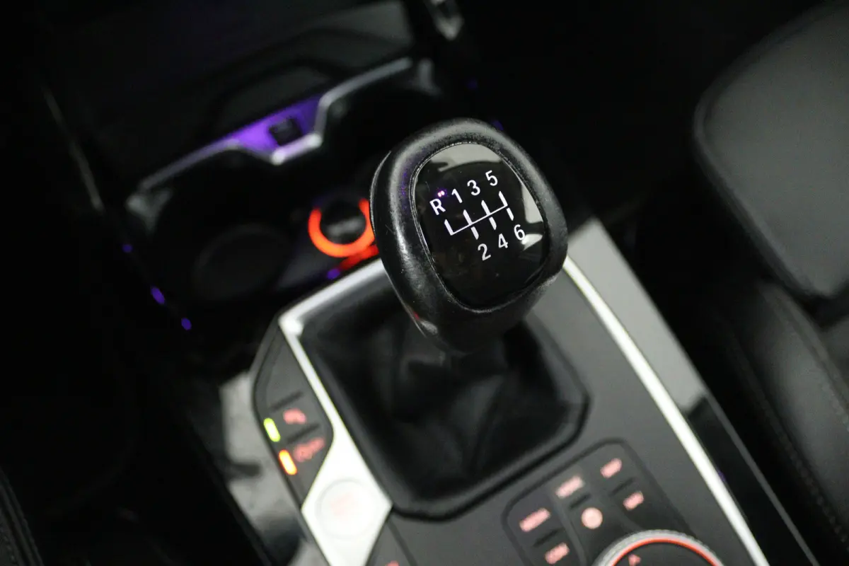118i High Executive (STOELVERWARMING, SFEERVERLICHTING, NAVIGATIE, PARKEERSENSOREN)