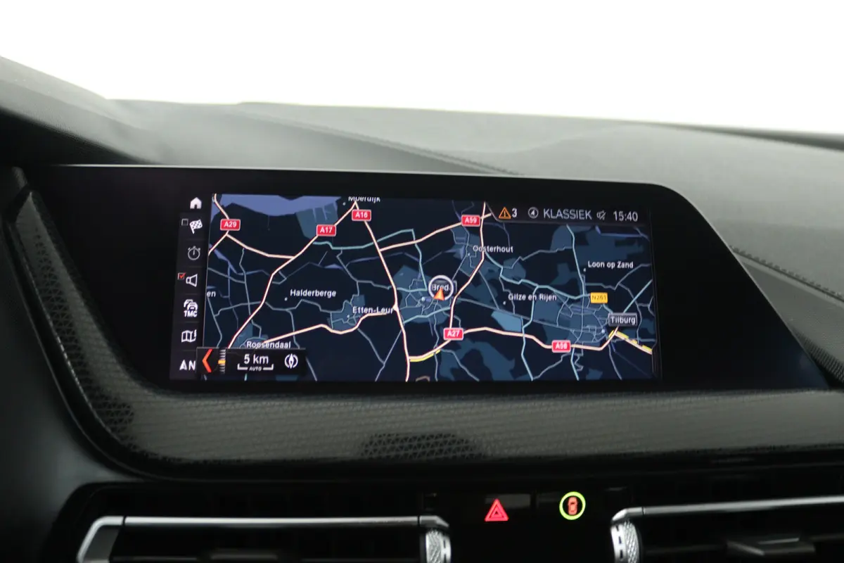 118i High Executive (STOELVERWARMING, SFEERVERLICHTING, NAVIGATIE, PARKEERSENSOREN)